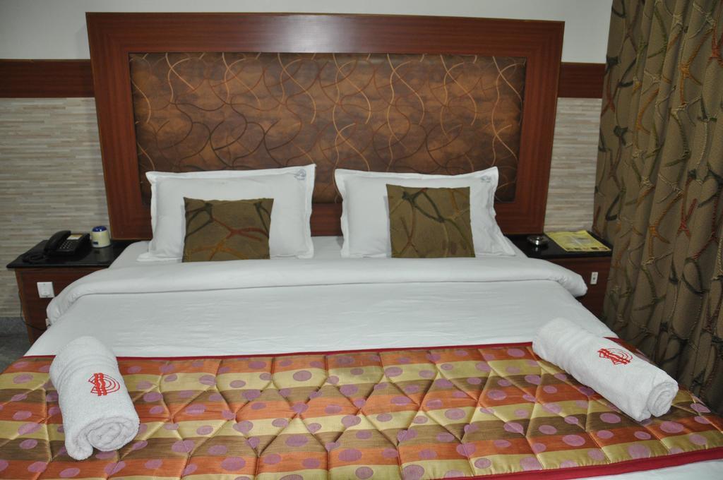 Palayankottai Hotel Aryaas מראה חיצוני תמונה
